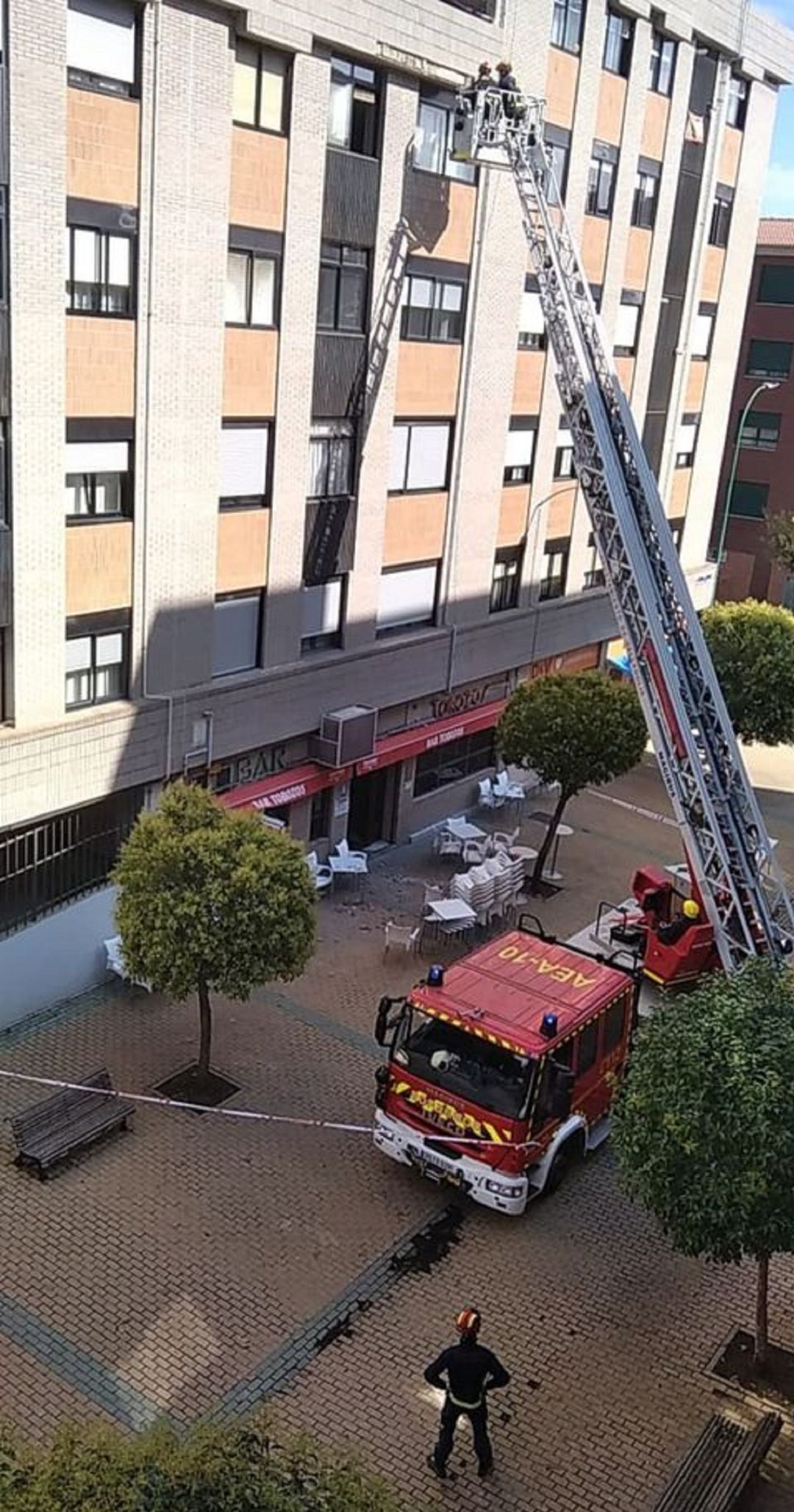 Bomberos intervienen por caída de cascotes en Delicias Bomberos intervienen por caída de cascotes en Delicias