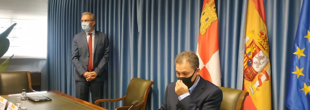 El delegado del Gobierno, Javier Izquierdo, de pie al lado de Jesús Gordaliza, de la AEMET El delegado del Gobierno, Javier Izquierdo, de pie al lado de Jesús Gordaliza, de la AEMET
