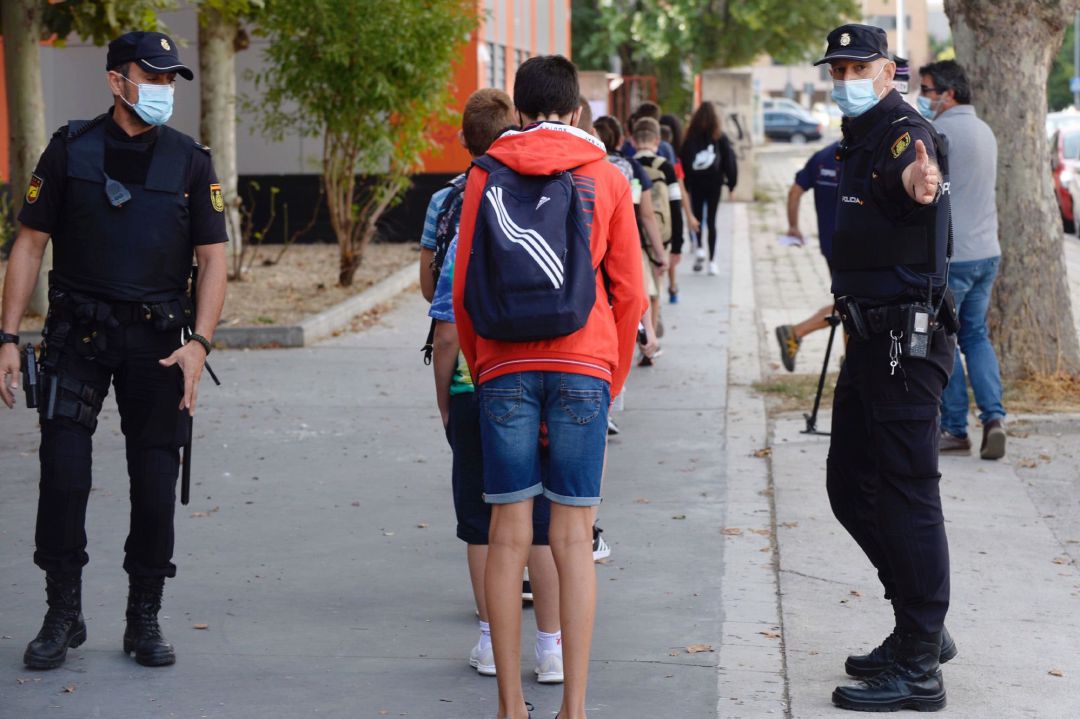 Efectivos de la Policia Nacional, controlan los accesos a un instituto en Valladolid, durante el primer día de la campaña de conciencia y vigilancia que junto a la Guardia Civil desplegarán en los colegios e institutos de Castilla y León para prevenir la expansión del coronavirus con motivo del inicio, a partir del 14 de septiembre, del curso escolar en las etapas de ESO y Bachillerato. Efectivos de la Policia Nacional, controlan los accesos a un instituto en Valladolid, durante el primer día de la campaña de conciencia y vigilancia que junto a la Guardia Civil desplegarán en los colegios e institutos de Castilla y León para prevenir la expansión del coronavirus con motivo del inicio, a partir del 14 de septiembre, del curso escolar en las etapas de ESO y Bachillerato.