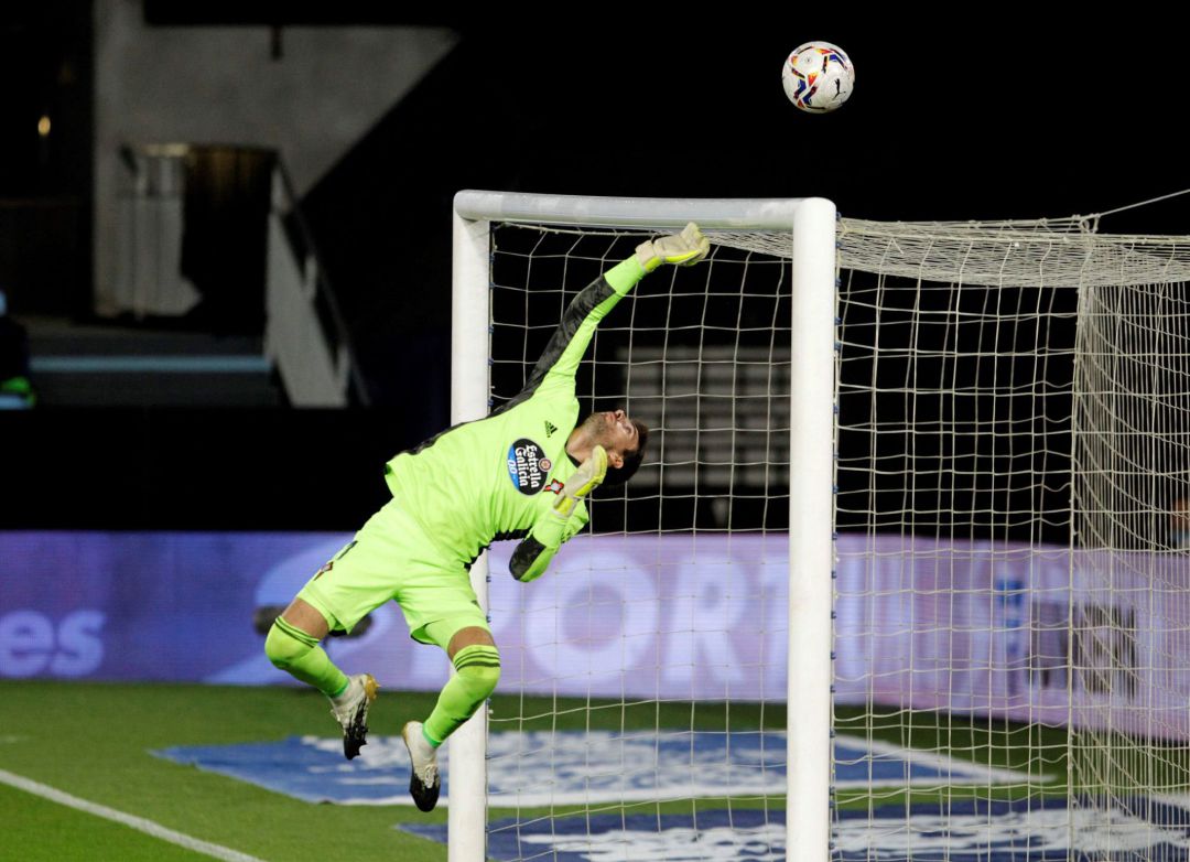 El guardameta del Celta de Vigo, Iván Villar, despeja un balón durante el encuentro de Balaídos ante el Valencia El guardameta del Celta de Vigo, Iván Villar, despeja un balón durante el encuentro de Balaídos ante el Valencia
