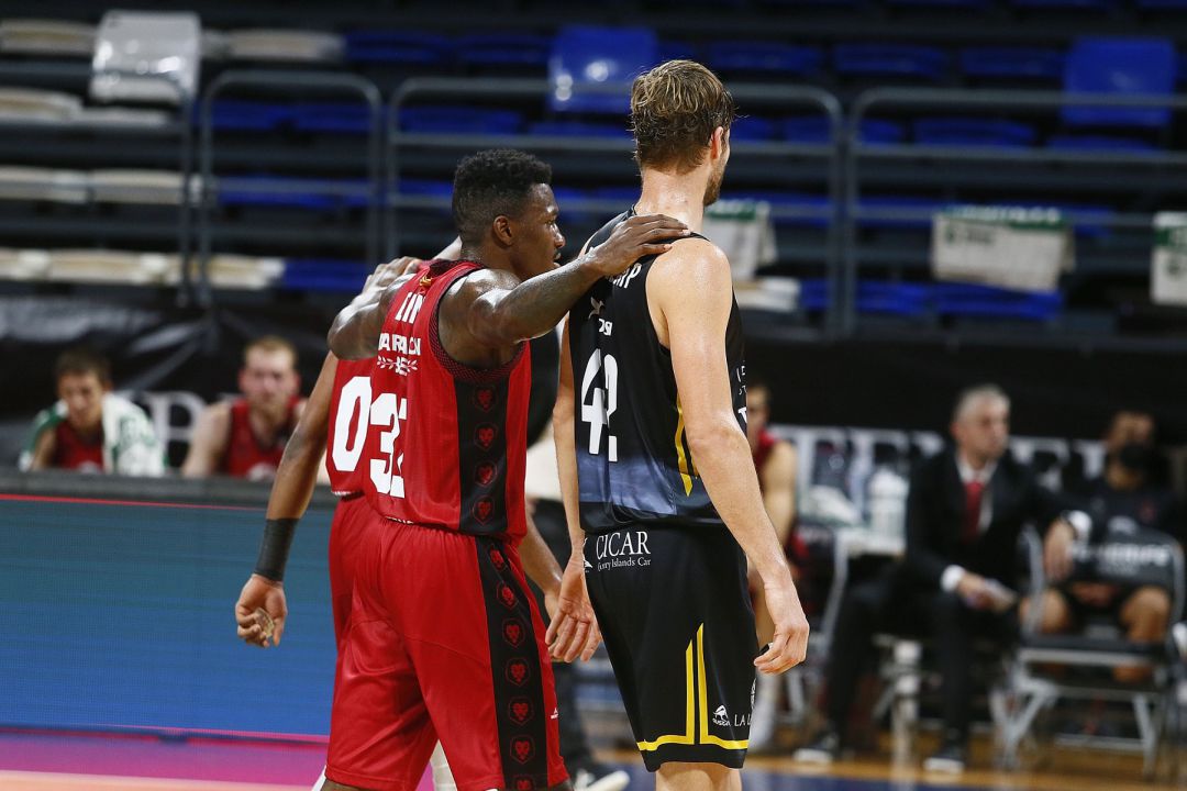 Ennis abraza a un jugador del Iberostar Tenerife durante el partido del lunes Ennis abraza a un jugador del Iberostar Tenerife durante el partido del lunes