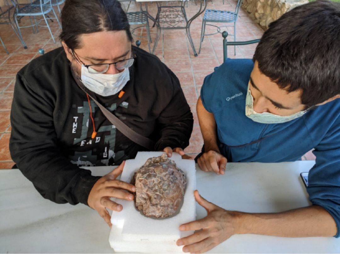 Miguel Moreno Azanza (FCT-NOVA) y José Manuel Gasca, directores de la actuación, examinan uno de los huevos de dinosaurio Miguel Moreno Azanza (FCT-NOVA) y José Manuel Gasca, directores de la actuación, examinan uno de los huevos de dinosaurio