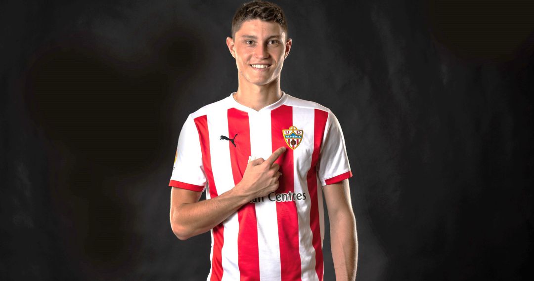 Jorge Cuenca con la camiseta del Almería. Jorge Cuenca con la camiseta del Almería.