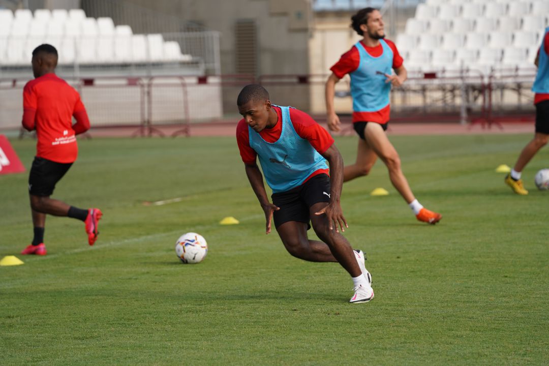 Sergio Akieme en el entrenamiento de este martes. Sergio Akieme en el entrenamiento de este martes.