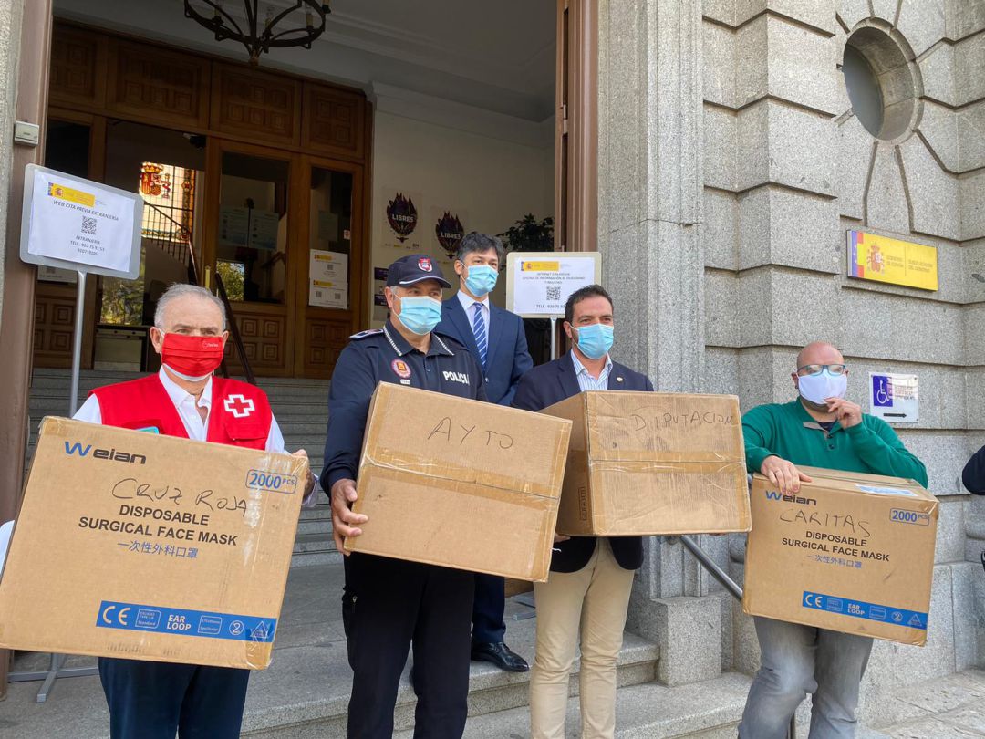 El Gobierno entrega 52.000 mascarillas a varias entidades El Gobierno entrega 52.000 mascarillas a varias entidades