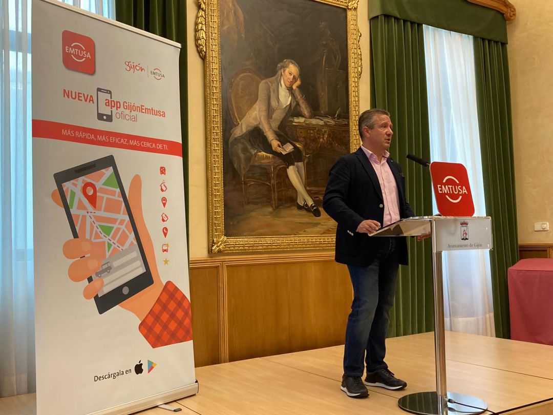 El gerente de EMTUSA, Juan José PIniella, presenta la nueva app de la Empresa Municipal de Transporte Urbano El gerente de EMTUSA, Juan José PIniella, presenta la nueva app de la Empresa Municipal de Transporte Urbano