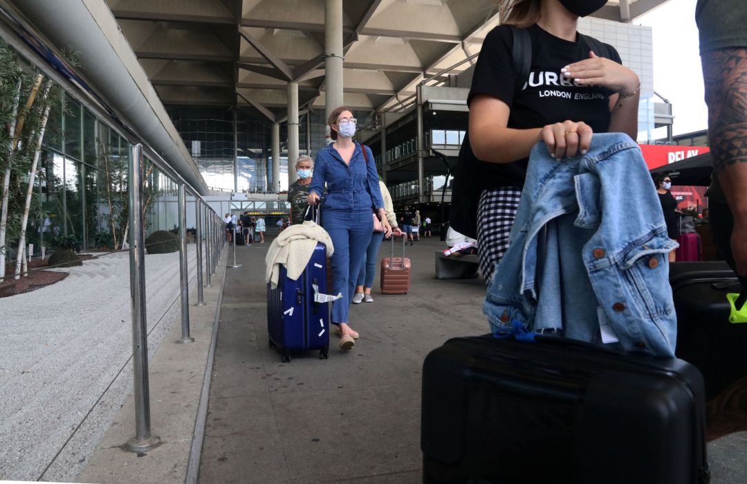 Turistas llegando al aeropuerto de Málaga tras la cuarentena impuesta por Reino Unido. Turistas llegando al aeropuerto de Málaga tras la cuarentena impuesta por Reino Unido.