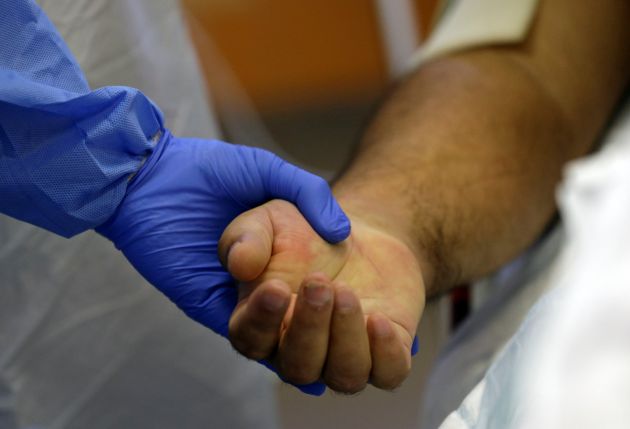 Tomando de la mano de un paciente ingresado en el Hospital General de Praga. Tomando de la mano de un paciente ingresado en el Hospital General de Praga.