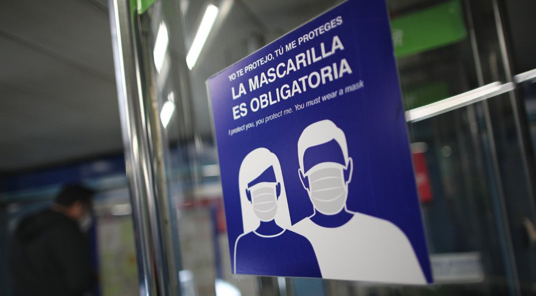 Cartel sobre la obligatoriedad de la mascarilla en el metro de Madrid. Cartel sobre la obligatoriedad de la mascarilla en el metro de Madrid.