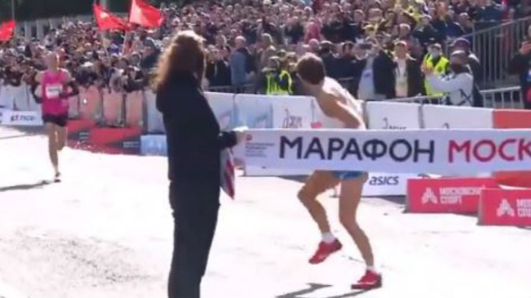 El ganador del maratón humilla a su rival al cruzar la meta El ganador del maratón humilla a su rival al cruzar la meta
