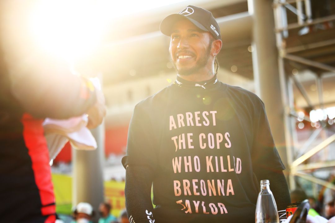 Hamilton, con una camiseta pidiendo el arresto de los policías que mataron a Breonna Taylor. Hamilton, con una camiseta pidiendo el arresto de los policías que mataron a Breonna Taylor.
