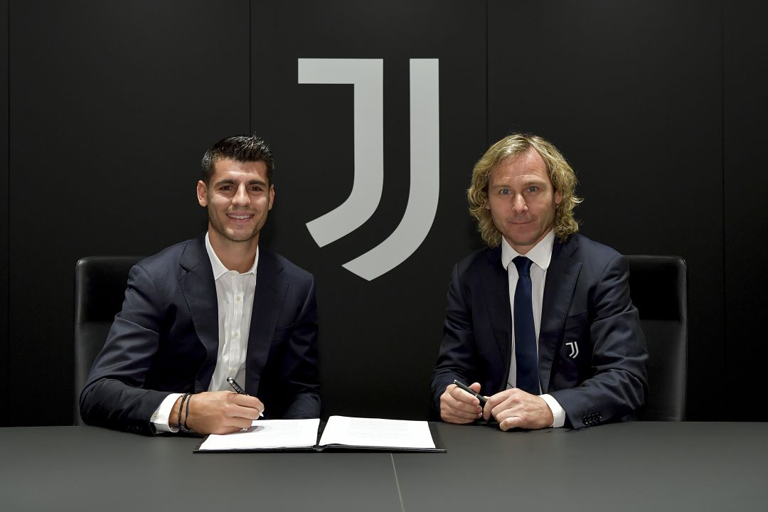 Álvaro Morata firma su contrato con la Juventus de Turín. Álvaro Morata firma su contrato con la Juventus de Turín.