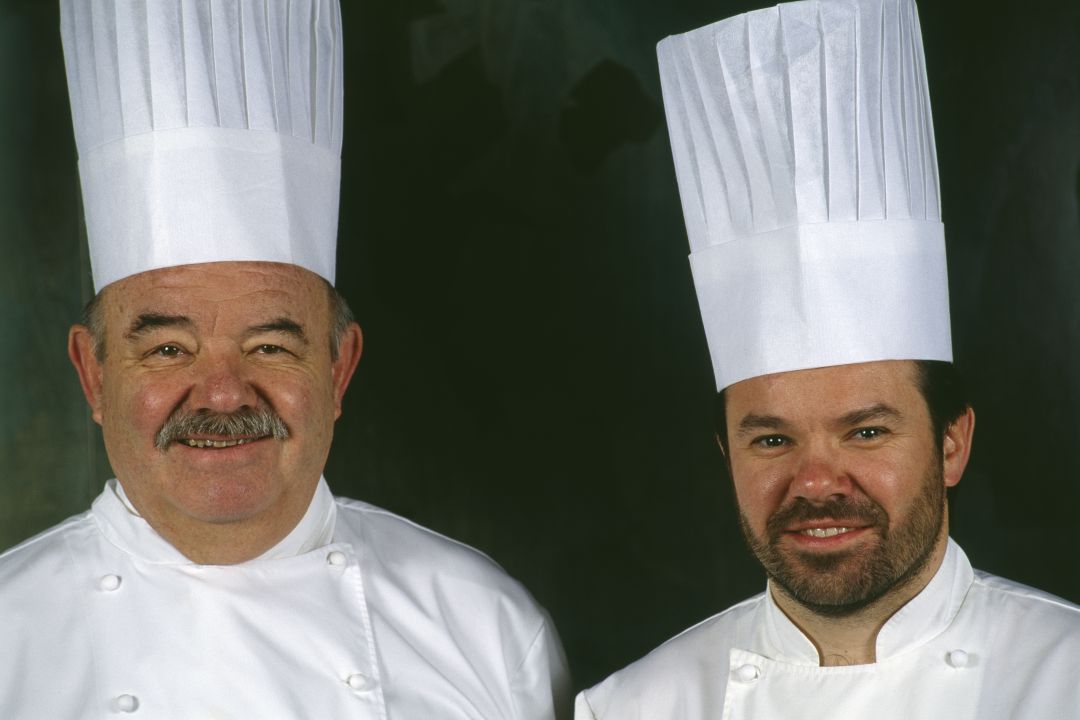 El chef francés Pierre Troisgros (i), junto a su hijo Michel en el restaurante La Maison Troisgros (Roanne). El chef francés Pierre Troisgros (i), junto a su hijo Michel en el restaurante La Maison Troisgros (Roanne).