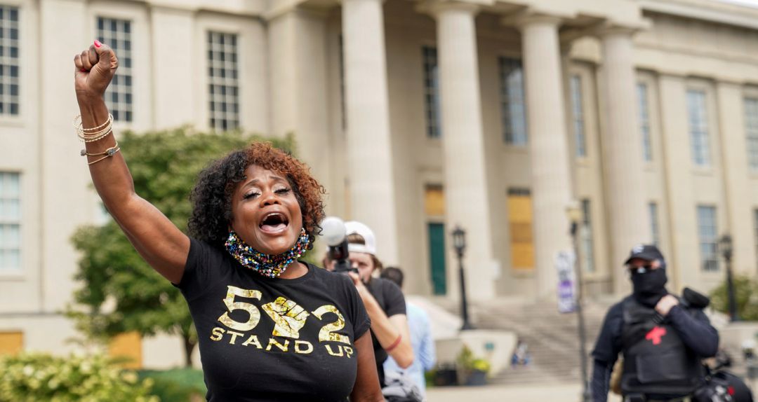 Una mujer protesta después de la decisión de la fiscalía de Kentucky (EE. UU.) de no acusar de asesinato a los policías que mataron a Breonna Taylor el pasado marzo. Una mujer protesta después de la decisión de la fiscalía de Kentucky (EE. UU.) de no acusar de asesinato a los policías que mataron a Breonna Taylor el pasado marzo.