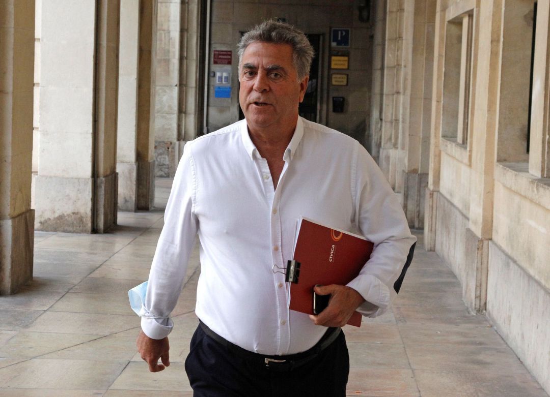 El empresario Enrique Ortiz a su llegada a la Audiencia Provincial de Alicante para la reanudación del juicio por el presunto amaño del PGOU. El empresario Enrique Ortiz a su llegada a la Audiencia Provincial de Alicante para la reanudación del juicio por el presunto amaño del PGOU.