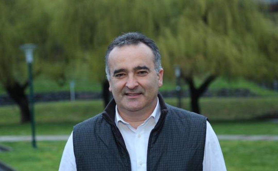 Antes de ser elegido alcalde, Zuloaga cupaba el cargo de Director de Gabinete del Departamento de Políticas Sociales, Empleo, Trabajo y Vivienda, donde coincidió con Gotzone Sagardui, actual consejera de Salud Antes de ser elegido alcalde, Zuloaga cupaba el cargo de Director de Gabinete del Departamento de Políticas Sociales, Empleo, Trabajo y Vivienda, donde coincidió con Gotzone Sagardui, actual consejera de Salud