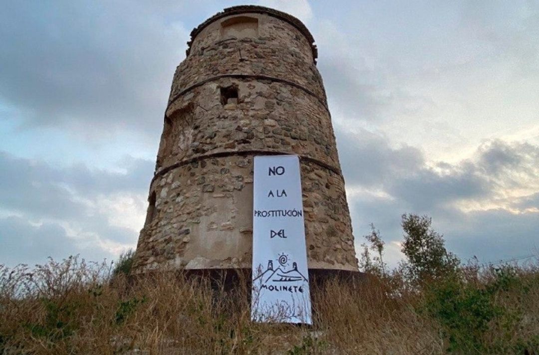 Pancartas alusivas a la defensa de la zona arqueológica del Molinete Pancartas alusivas a la defensa de la zona arqueológica del Molinete