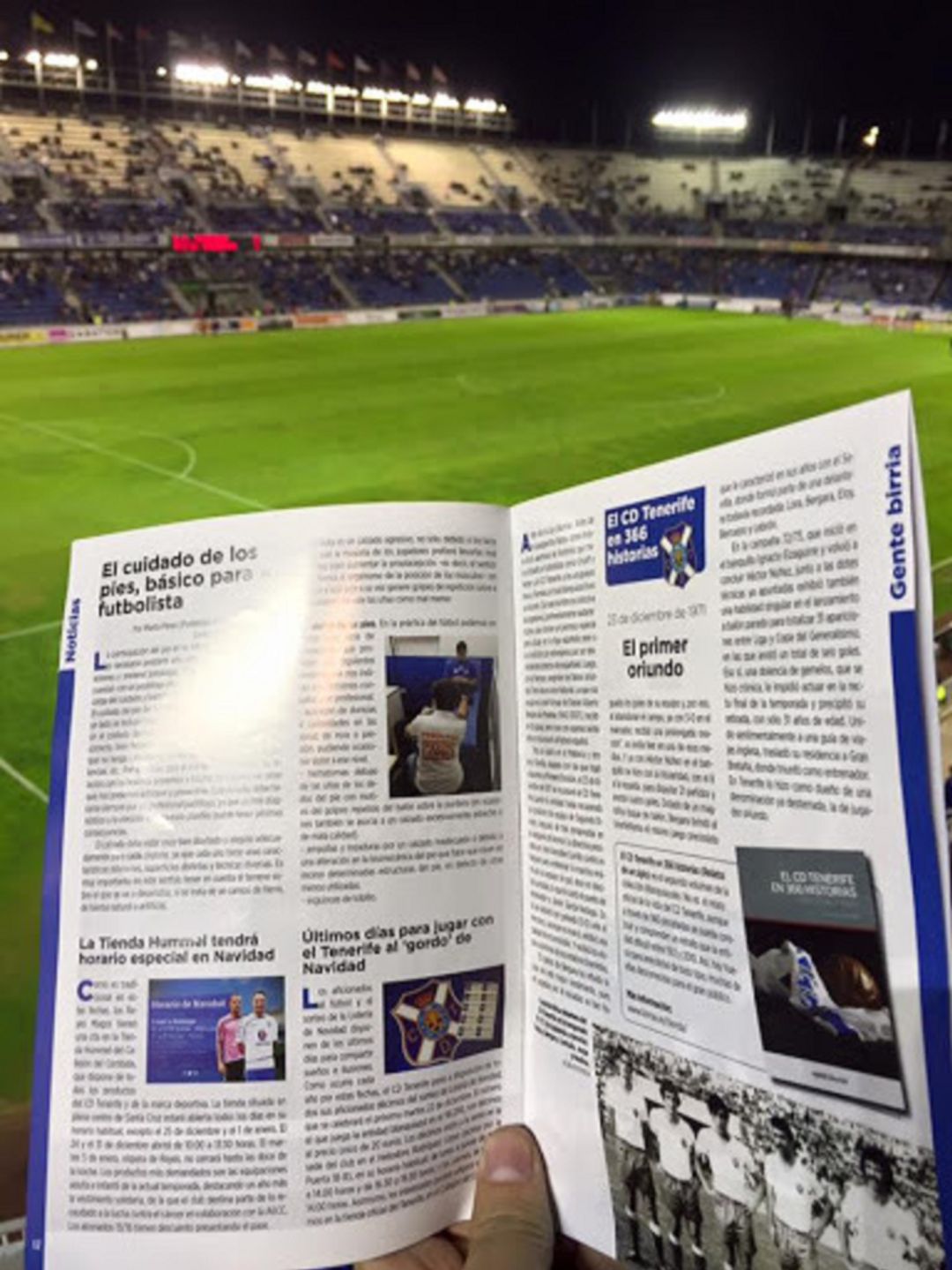 Un aficionado ojea la revista gratuita 'Bota Heliodoro'. Un aficionado ojea la revista gratuita 'Bota Heliodoro'.