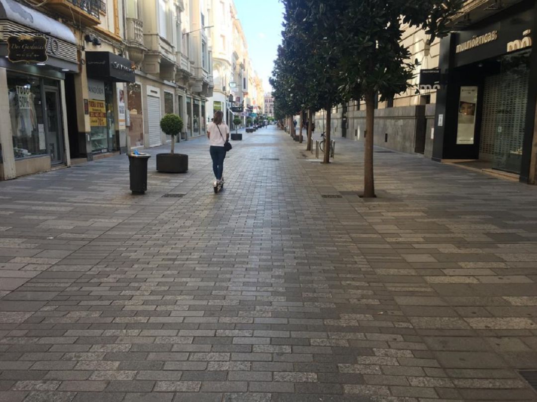 Una usuaria de patinete eléctrico por Cruz Conde. Córdoba Una usuaria de patinete eléctrico por Cruz Conde. Córdoba