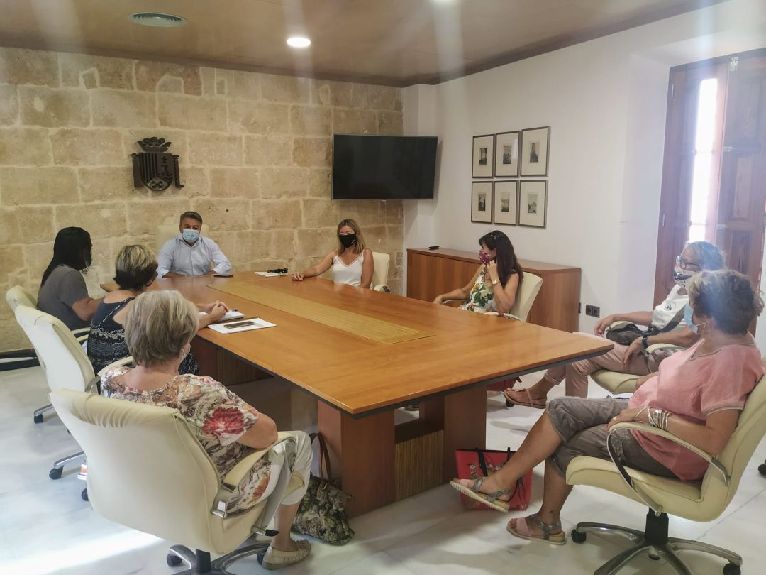 Reunión entre el Ayuntamiento y asociaciones protectoras. Reunión entre el Ayuntamiento y asociaciones protectoras.