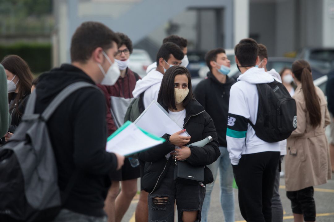 Estudiantes de bachillerato minutos antes de entrar a las instalaciones del IES Vilar Ponte. Estudiantes de bachillerato minutos antes de entrar a las instalaciones del IES Vilar Ponte.