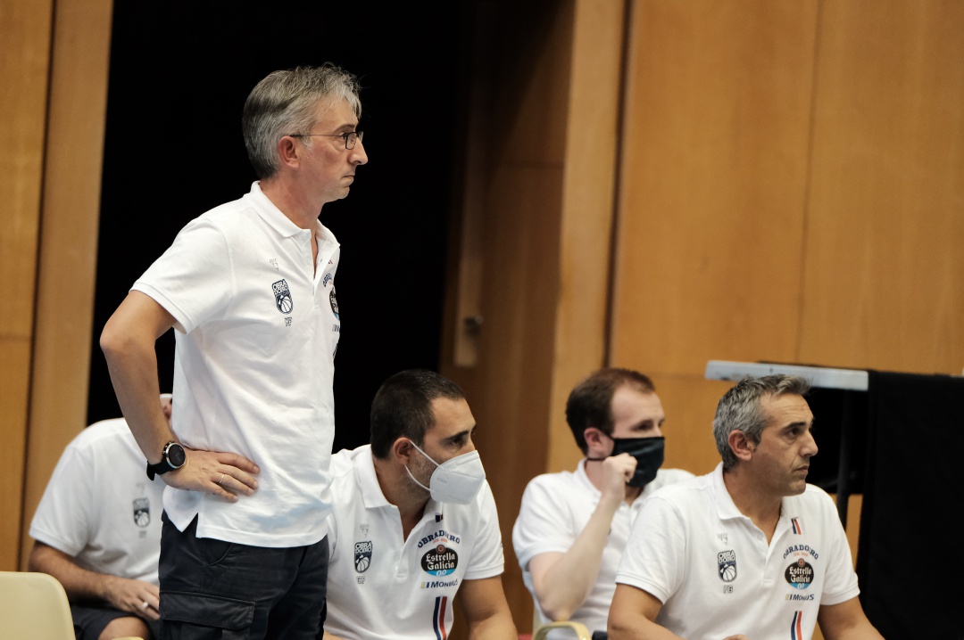 Moncho Fernández y su staff técnico durante el amistoso disputado ante Delteco GBC Moncho Fernández y su staff técnico durante el amistoso disputado ante Delteco GBC