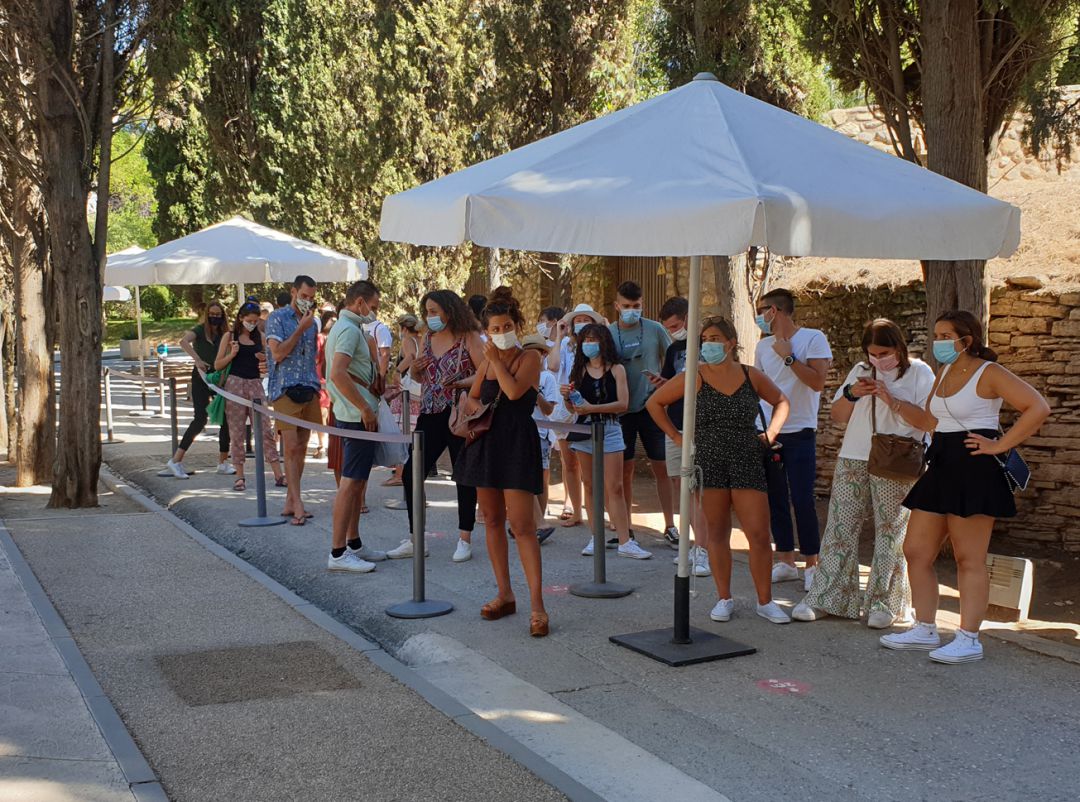Turistas en la cola de la taquilla de la Alhambra en agosto de 2020 Turistas en la cola de la taquilla de la Alhambra en agosto de 2020