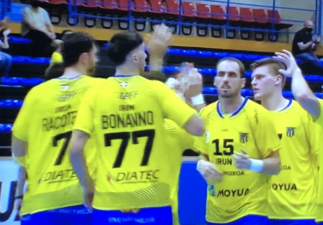 Los jugadores de Bidasoa se saludan tras el triunfo contra el Nexe Los jugadores de Bidasoa se saludan tras el triunfo contra el Nexe