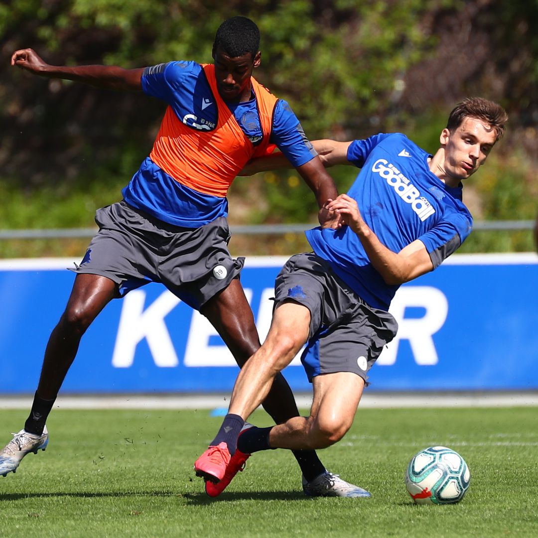 Llorente disputa un balón en Zubieta con Isak Llorente disputa un balón en Zubieta con Isak