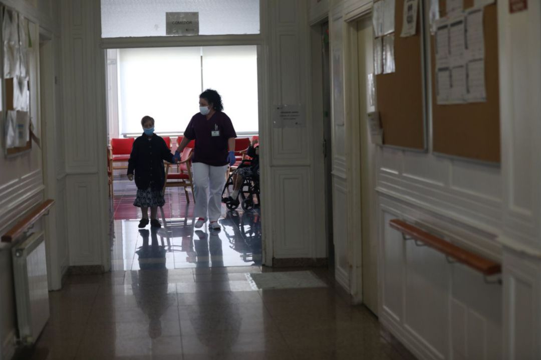 Una anciana es ayudada por una trabajadora de la residencia. Una anciana es ayudada por una trabajadora de la residencia.