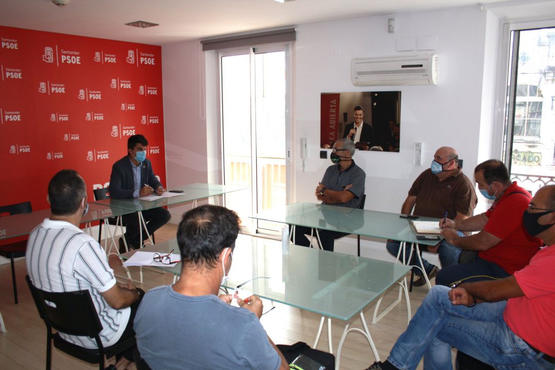 Daniel Fernández con trabajadores del servicio de limpieza viaria
Daniel Fernández con trabajadores del servicio de limpieza viaria