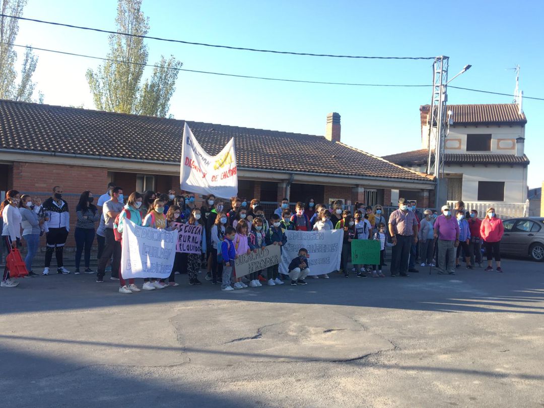 Padres y alumnos concentrados a las puertas del colegio de Gomezserracín Padres y alumnos concentrados a las puertas del colegio de Gomezserracín
