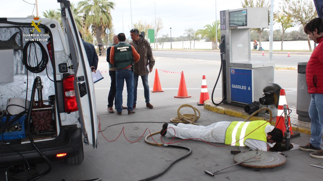 Detenidos los responsables de una gasolinera a los que se les considera responsables del foco de olores que afecta a la localidad de Coria del Río y que podría afectar de manera grave a la salud de sus vecinos Detenidos los responsables de una gasolinera a los que se les considera responsables del foco de olores que afecta a la localidad de Coria del Río y que podría afectar de manera grave a la salud de sus vecinos