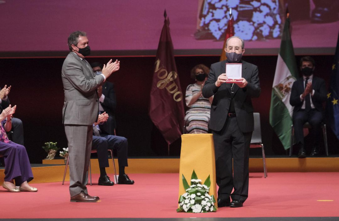 El arzobispo de Sevilla, Juan José Asenjo, recibiendo el reconocimiento como Hijo Adoptivo de la ciudad El arzobispo de Sevilla, Juan José Asenjo, recibiendo el reconocimiento como Hijo Adoptivo de la ciudad