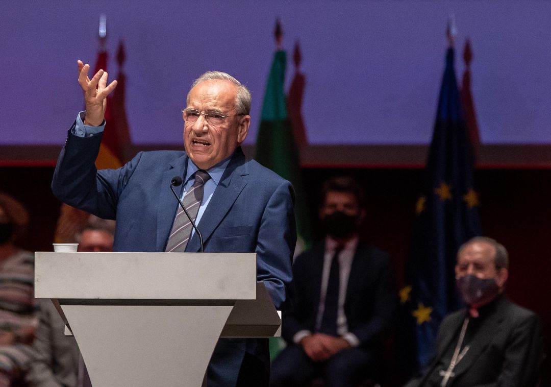 El exvicepresidente del Gobierno, Alfonso Guerra, durante su intervención hoy en Sevilla en el acto de entrega de las Medallas de la Ciudad de Sevilla, donde ha recogido su titulo de Hijo Predilecto. El exvicepresidente del Gobierno, Alfonso Guerra, durante su intervención hoy en Sevilla en el acto de entrega de las Medallas de la Ciudad de Sevilla, donde ha recogido su titulo de Hijo Predilecto.