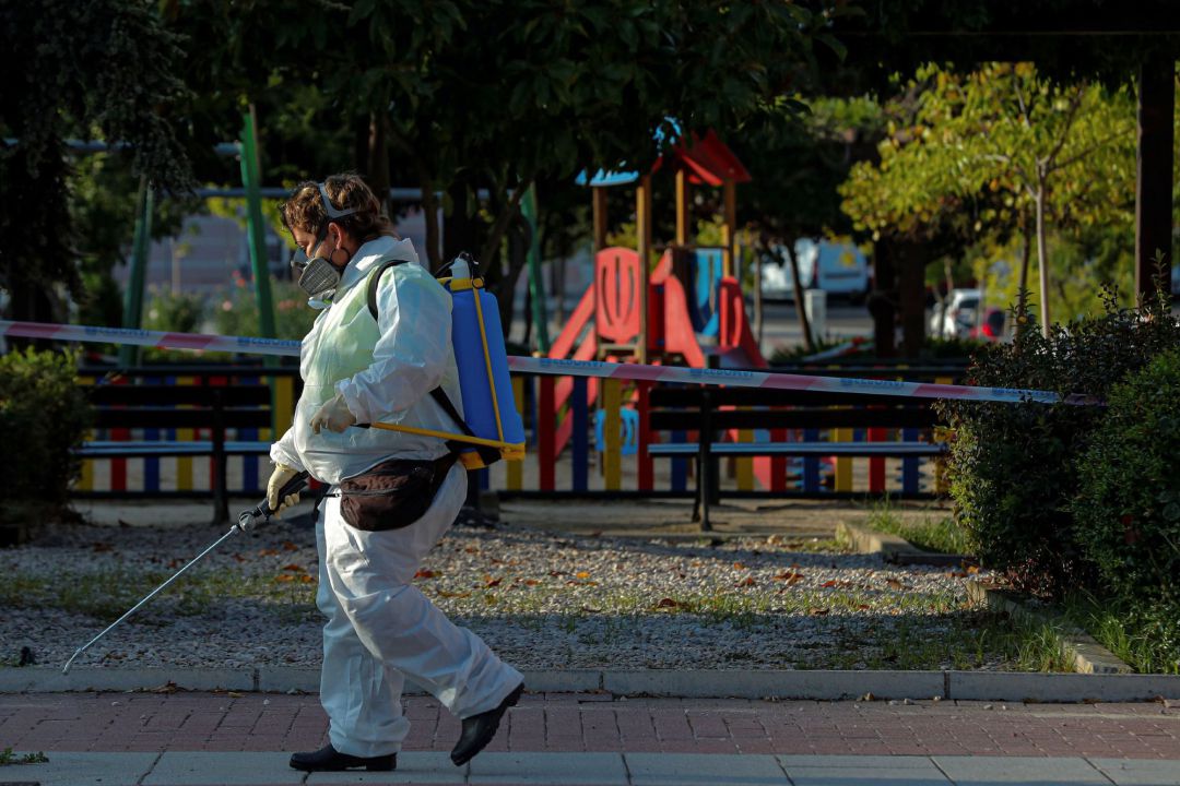 Una trabajadora municipal desinfecta las proximidades un parque infantil clausurado en la localidad madrileña de Alcobendas Una trabajadora municipal desinfecta las proximidades un parque infantil clausurado en la localidad madrileña de Alcobendas