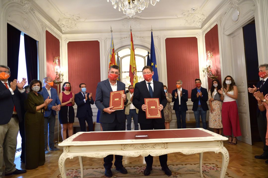 Foto de la firma del Pacto de Reconstrucción en les Corts Foto de la firma del Pacto de Reconstrucción en les Corts