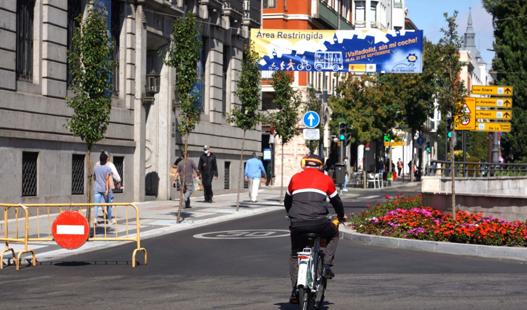 Un ciclistas recorre el centro de la ciudad Un ciclistas recorre el centro de la ciudad