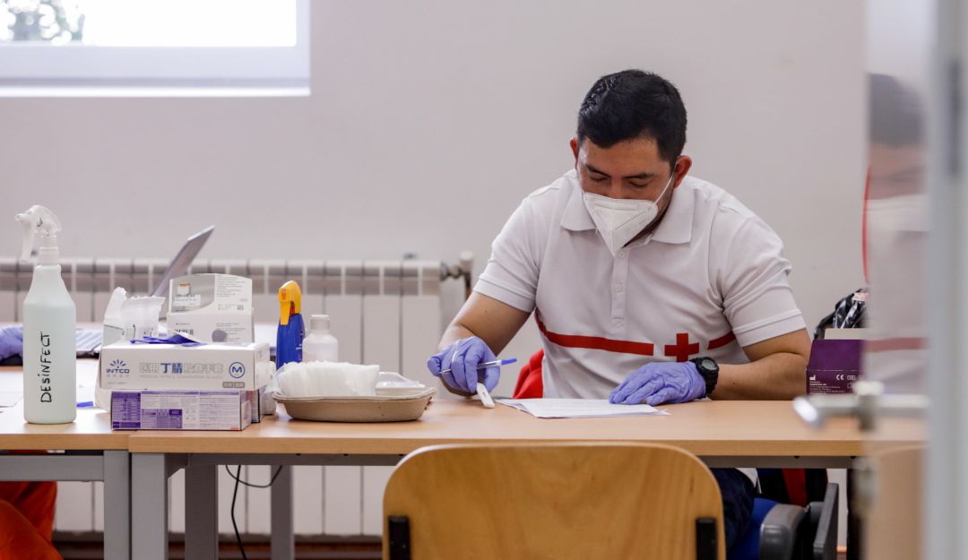 Un sanitario de Cruz Roja durante la realización de test rápidos Un sanitario de Cruz Roja durante la realización de test rápidos