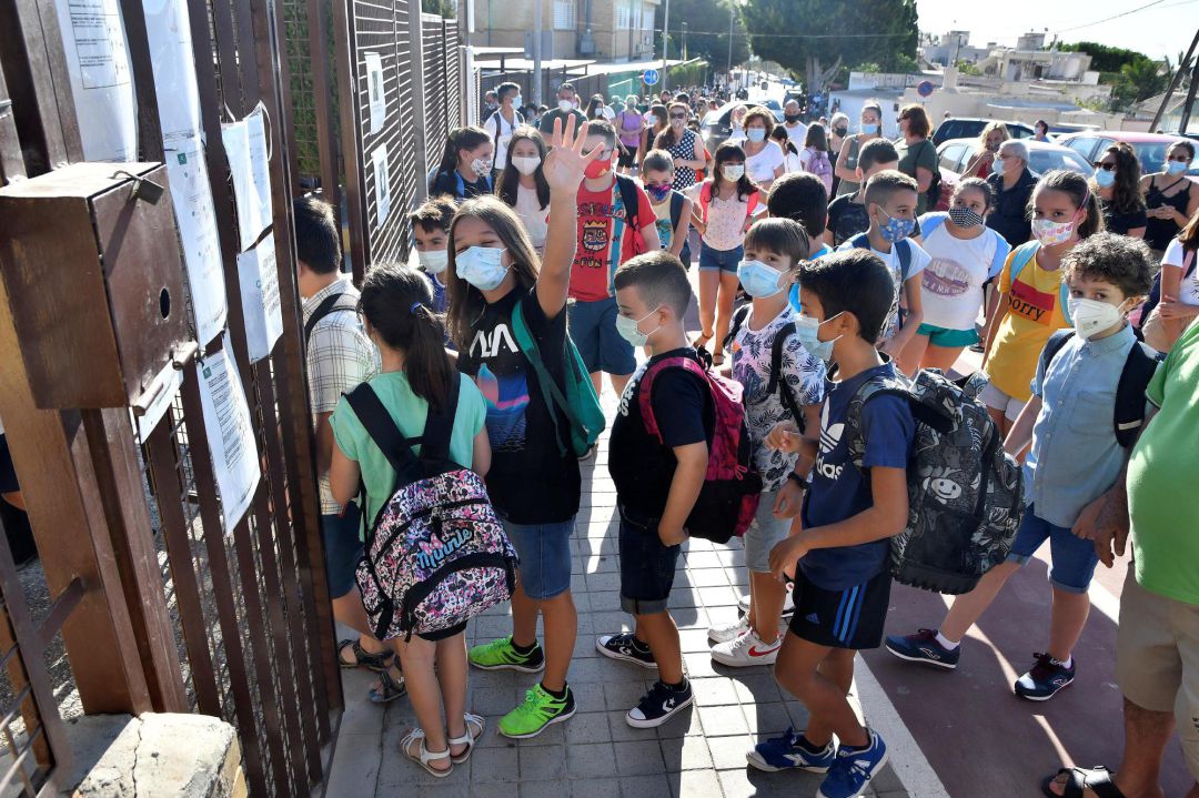 Alumnos esperando su turno para entrar un colegio. Alumnos esperando su turno para entrar un colegio.
