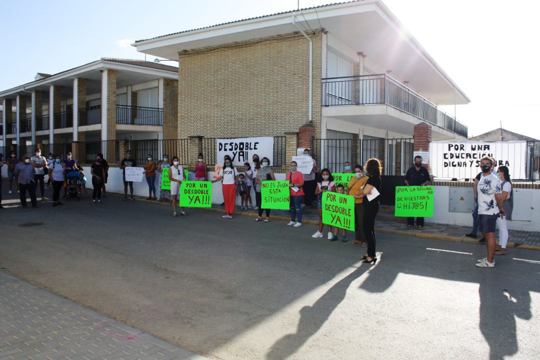 Un grupo de madres piden el desdoblamiento del aula de 4 años del CEIP Santa Potenciana. Un grupo de madres piden el desdoblamiento del aula de 4 años del CEIP Santa Potenciana.