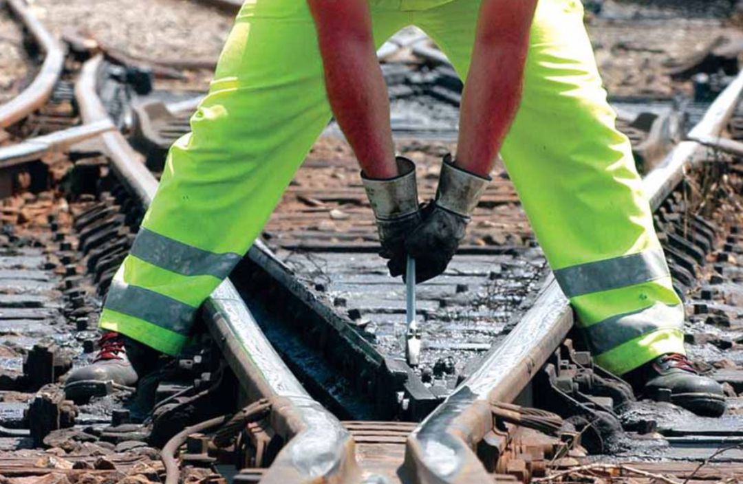 Los trabajos de mantenimiento se centran en asegurar que la vía reúne las condiciones óptimas para la circulación de trenes de alta velocidad. Los trabajos de mantenimiento se centran en asegurar que la vía reúne las condiciones óptimas para la circulación de trenes de alta velocidad.