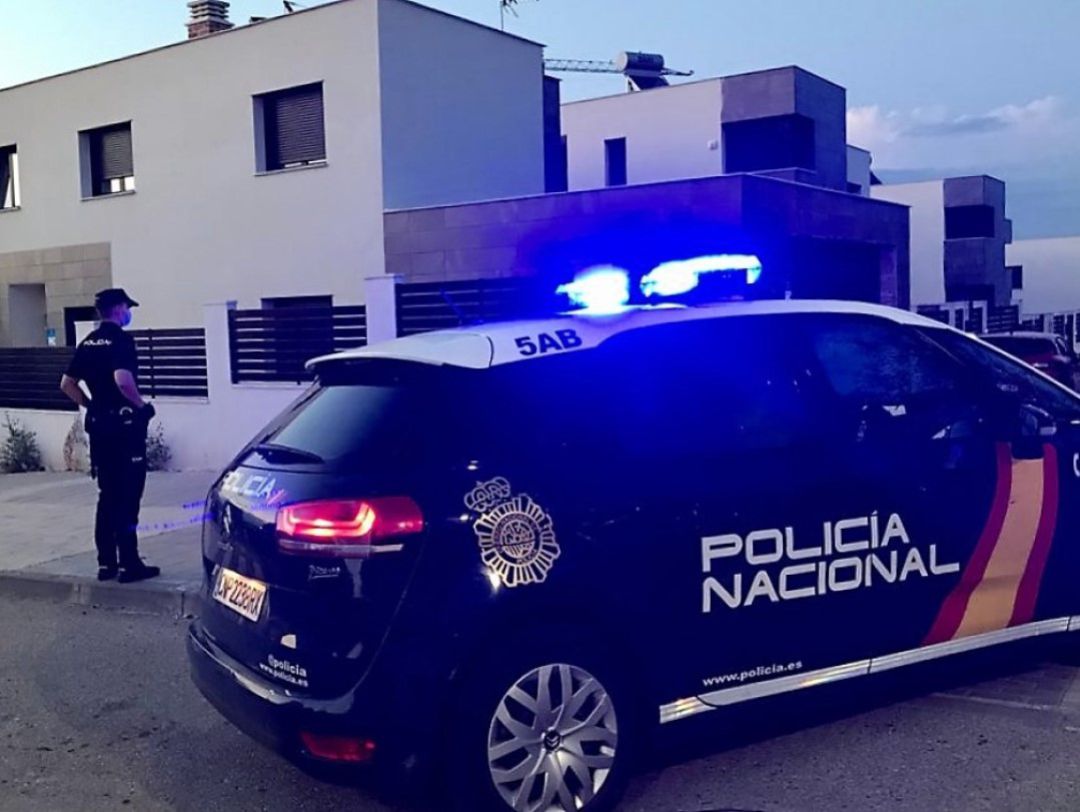 Patrulla vigilando una urbanización de viviendas Patrulla vigilando una urbanización de viviendas
