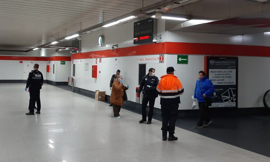 Miembros de Protección Civil y Policía Local participan en labores de información en la estación de Cercanías de Fuenlabrada. Miembros de Protección Civil y Policía Local participan en labores de información en la estación de Cercanías de Fuenlabrada.