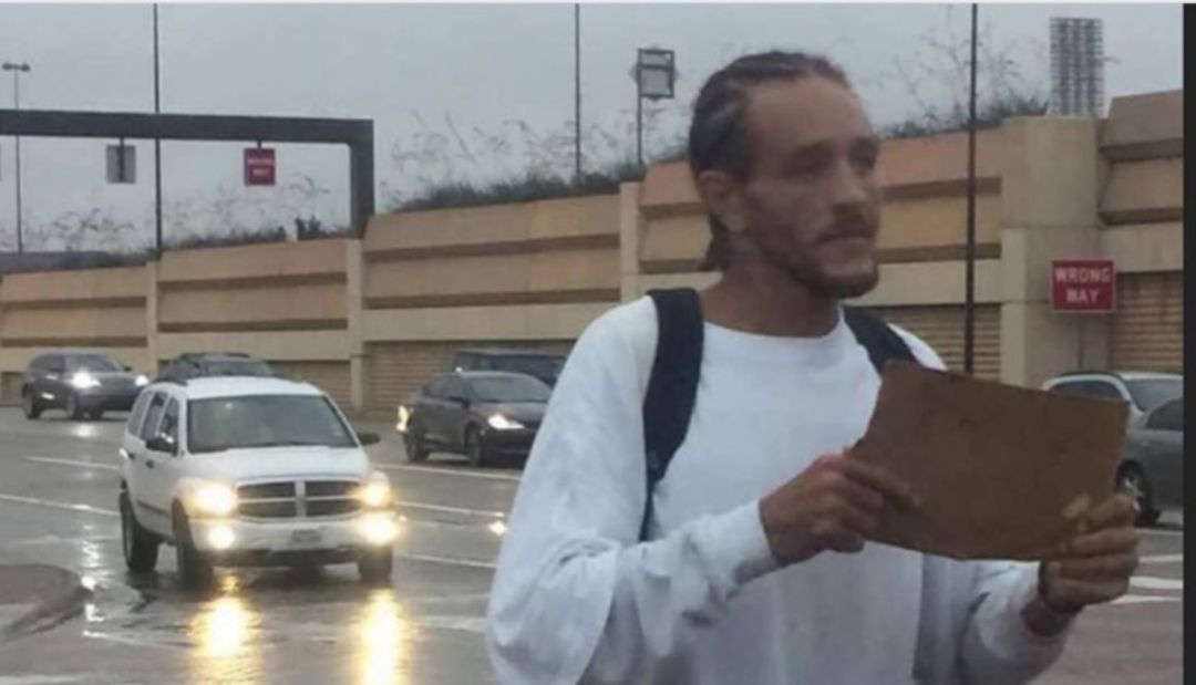 Imagen de West pidiendo en la calle. Imagen de West pidiendo en la calle.