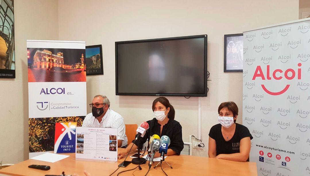 José Llorens, Lorena Zamorano y María Vicent presentando la programación del Día Mundial del Turismo en Alcoy. José Llorens, Lorena Zamorano y María Vicent presentando la programación del Día Mundial del Turismo en Alcoy.