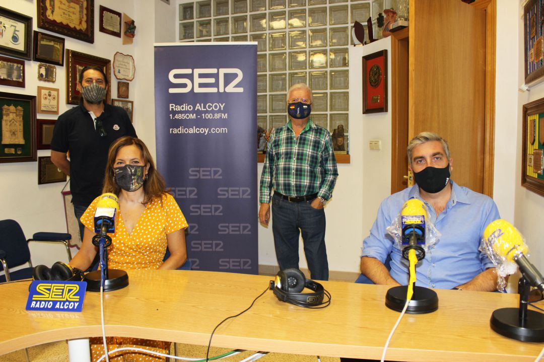 Ricard Sanz, Virginia Bolufer, Paco Aznar y Óscar Martínez, en los estudios de Radio Alcoy Ricard Sanz, Virginia Bolufer, Paco Aznar y Óscar Martínez, en los estudios de Radio Alcoy