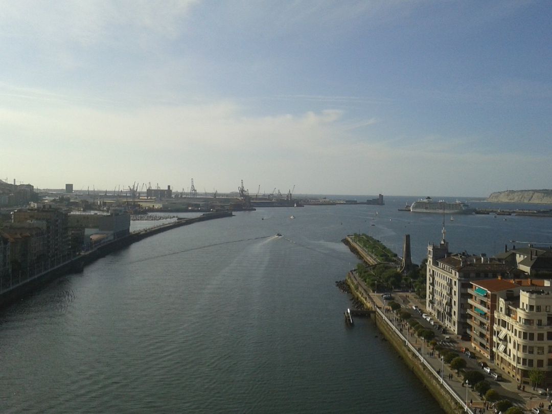 Vista de la desembocadura de la ría,, en Santurtzi Vista de la desembocadura de la ría,, en Santurtzi