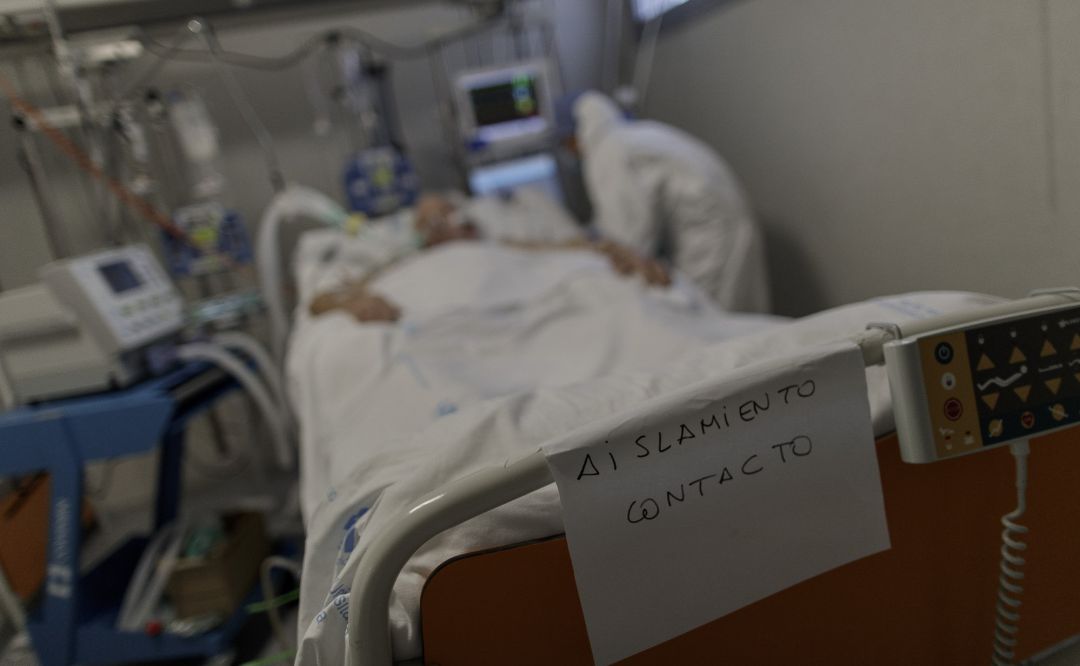 Personal sanitario totalmente protegido atiende a un paciente ingresado en una Unidad de Cuidados Intensivos, en una imagen de archivo Personal sanitario totalmente protegido atiende a un paciente ingresado en una Unidad de Cuidados Intensivos, en una imagen de archivo