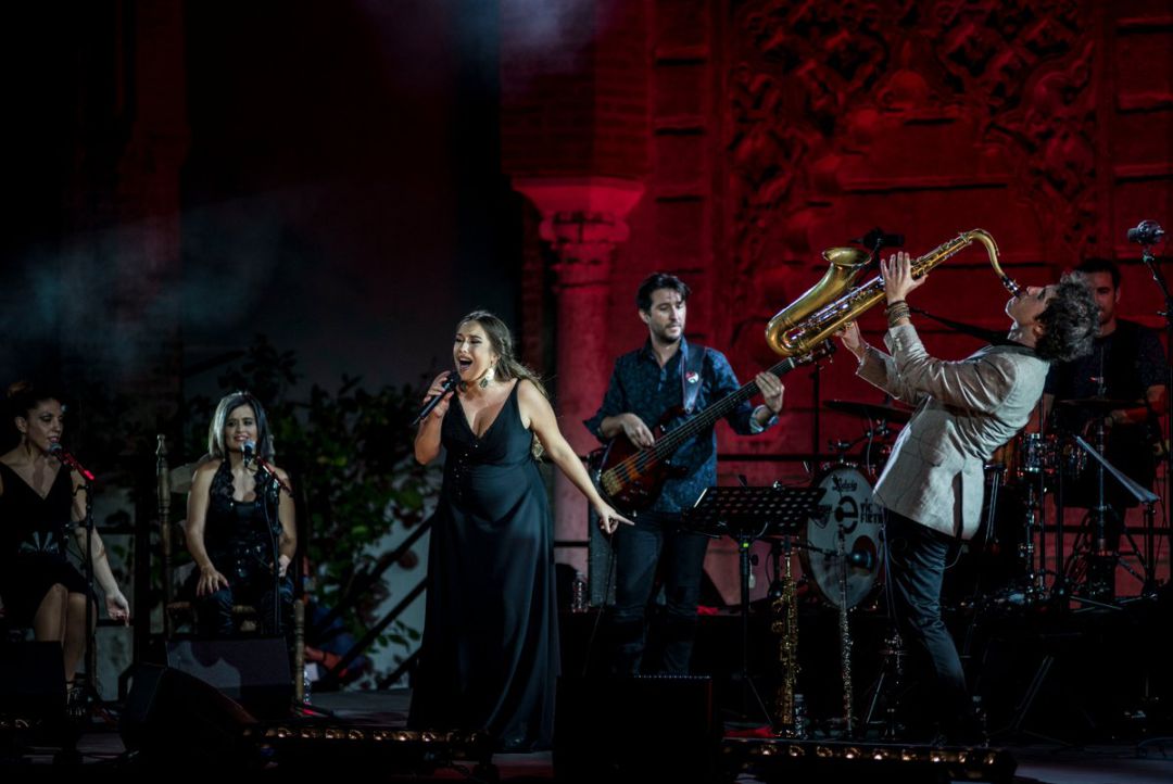 Momento de la actuación de María Terremoto con Diego Villegas tocando el saxofón Momento de la actuación de María Terremoto con Diego Villegas tocando el saxofón